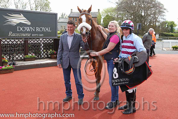 01st Space Ship (GB) ( 8 , light blue and pink hoops ) and J.J. Burke - Trainer : Robert Alan Hennessy - Owner : W. Hennessy