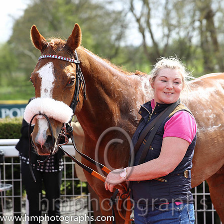 01st Space Ship (GB) ( 8 , light blue and pink hoops ) and J.J. Burke - Trainer : Robert Alan Hennessy - Owner : W. Hennessy