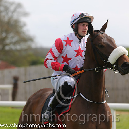 05th PU Knight's Parade ( 1 , white, red stars ) and B. O'Neill (3) - Trainer : Gordon Elliott - Owner : Bodhran Makers Syndicate