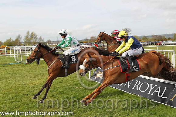 01st Flaxen Flare ( 2 , blue, yellow diamond ) and B. O'Neill (3) - Trainer : Gordon Elliott - Owner : Mrs P Sloan