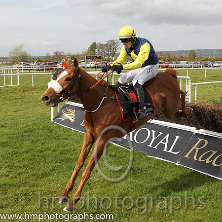 01st Flaxen Flare ( 2 , blue, yellow diamond ) and B. O'Neill (3) - Trainer : Gordon Elliott - Owner : Mrs P Sloan
