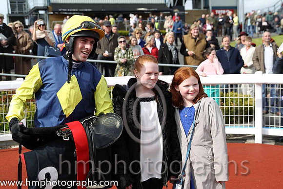 01st Flaxen Flare ( 2 , blue, yellow diamond ) and B. O'Neill (3) - Trainer : Gordon Elliott - Owner : Mrs P Sloan
