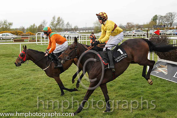 01st Lord Fingal ( 1 , yellow, beige hoop ) and S. Clements (5) - Trainer : J.T.R.Dreaper - Owner : Declan O'Farrell