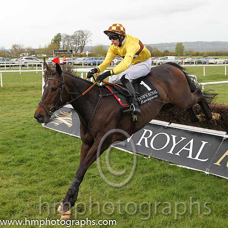 01st Lord Fingal ( 1 , yellow, beige hoop ) and S. Clements (5) - Trainer : J.T.R.Dreaper - Owner : Declan O'Farrell