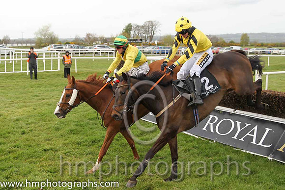 02nd Definite Surprise ( 2 , yellow, black chevron ) and J.J. King (5) - Trainer : I.Madden - Owner : I.Madden