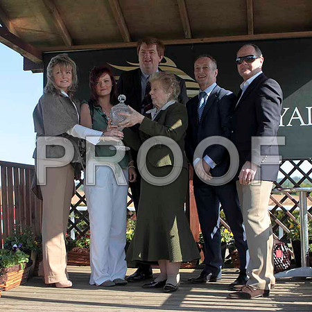 Mrs Dunwoody ( Richard's mother) presenting the trophy in memory of her husband George -  CU2D4770-e