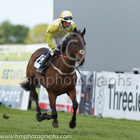 23rd Beckwith Star ( 19 , yellow, white diamonds ) and B. Hayes (3) - Trainer : Henry de Bromhead - Owner : Herb M. Stanley
