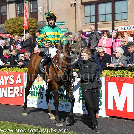 01st Jacksonslady ( 7 , orange and green hoops ) and M.P. Walsh - Trainer : J.P.Dempsey - Owner : John P. McManus
