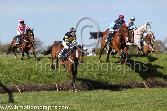 03rd Keep On Track ( 4 , light blue, three dark blue spots ) and A.E. Lynch - Trainer : I. R. Ferguson - Owner : W. Porter