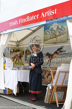 Trish Findlater Artist at Punchestown - FT8E4327