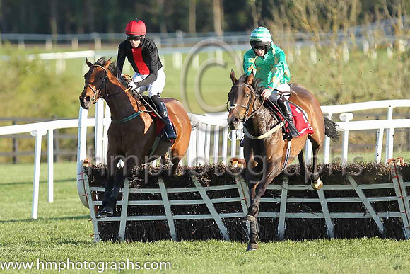 11th F Scooping ( 11 , black, red stripe ) and C.D. Maxwell (3) - Trainer : E. D. Delany - Owner : Maurice McCavitt and 05th Melbourne Lady (GB) ( 2 , green, yellow stars ) and M.W. Bowes (5) - Traine