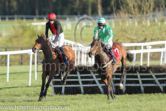 11th F Scooping ( 11 , black, red stripe ) and C.D. Maxwell (3) - Trainer : E. D. Delany - Owner : Maurice McCavitt and 05th Melbourne Lady (GB) ( 2 , green, yellow stars ) and M.W. Bowes (5) - Traine