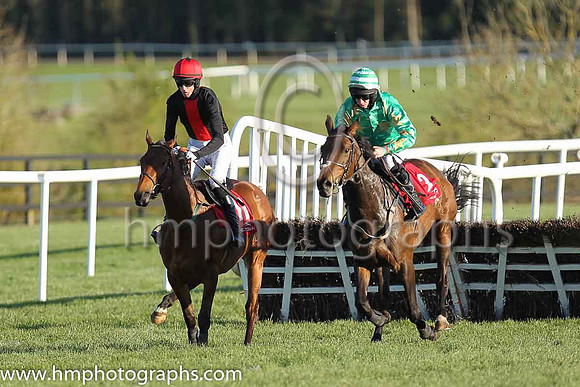 11th F Scooping ( 11 , black, red stripe ) and C.D. Maxwell (3) - Trainer : E. D. Delany - Owner : Maurice McCavitt and 05th Melbourne Lady (GB) ( 2 , green, yellow stars ) and M.W. Bowes (5) - Traine