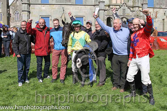 01st Mr Bolt ( 8 ) and N McParlan - Trainer : Sean McParlan - green and yellow diabolo