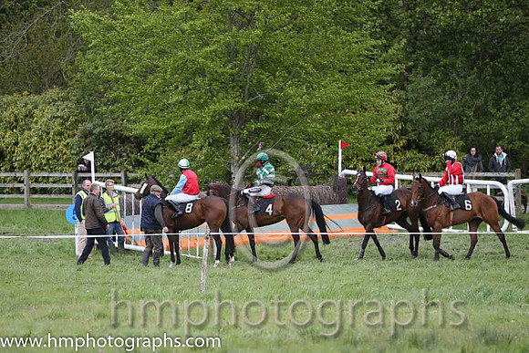 Preparing for the start of race 2 at Necarne