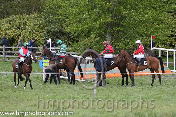 Preparing for the start of race 2 at Necarne