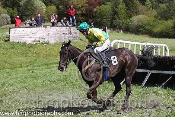 01st Mr Bolt ( 8 ) and N McParlan - Trainer : Sean McParlan - green and yellow diabolo