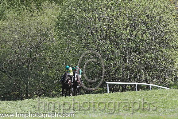 01st Mr Bolt ( 8 ) and N McParlan - Trainer : Sean McParlan - green and yellow diabolo