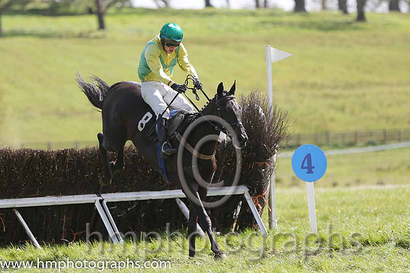 01st Mr Bolt ( 8 ) and N McParlan - Trainer : Sean McParlan - green and yellow diabolo