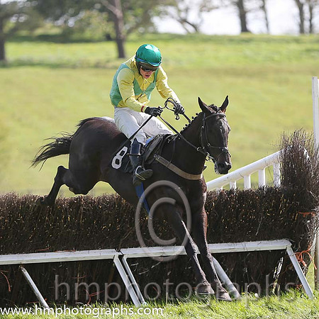 01st Mr Bolt ( 8 ) and N McParlan - Trainer : Sean McParlan - green and yellow diabolo