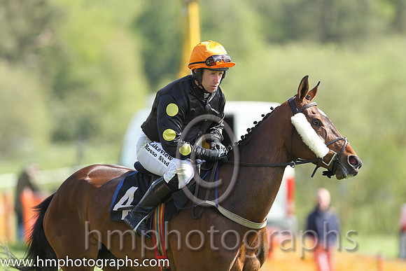 05th pU Liveforthemoment ( 4 ) and J P McKeown - Trainer : Claire Simpson - black, black and yellow spot sleeves