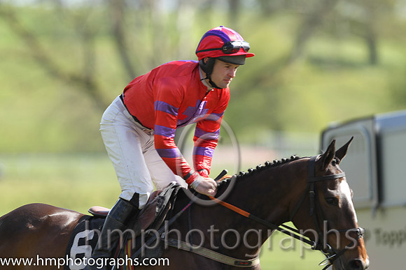 01st Without Wings ( 6 ) and M J O'Hare - Trainer : Liam Lennon - red, purple cross