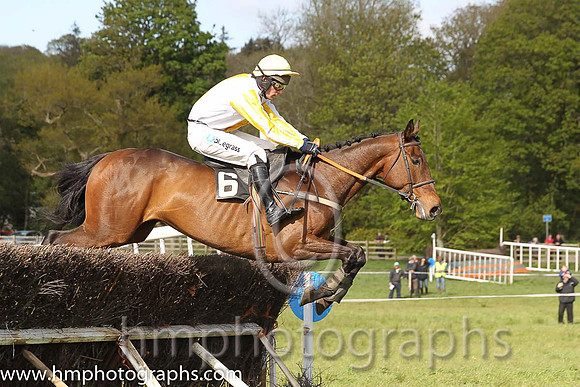 09th PU Looks Like Sonia ( 6 ) and A Murphy - Trainer : Kevin Rooney - white, yellow stripe