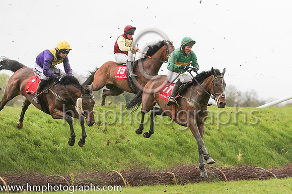12th Kings Red ( 11 , green, beige hoop ) and G.L. Murphy (7) - Trainer : Peter Maher - Owner : Lindsay Woods
