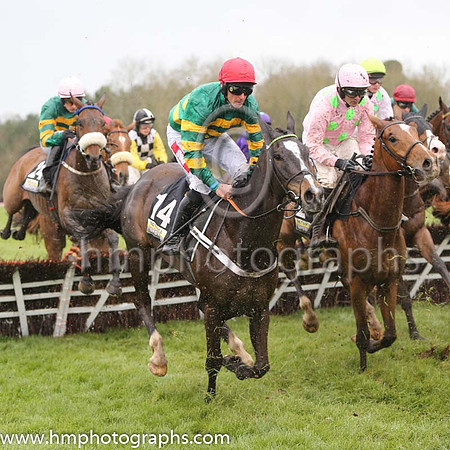 07th Full Shift (FR) ( 14 , orange and green hoops ) and P. Carberry - Trainer : Nicky Henderson (in GB) - Owner : John P. McManus