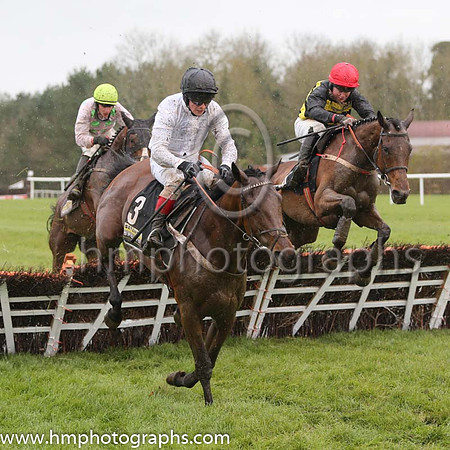 06th Hammersly Lake (FR) ( 3 , black and white hlvd ) and P.J. Carberry - Trainer : Nicky Henderson (in GB) - Owner : Michael Buckley