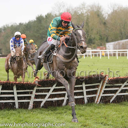 07th Full Shift (FR) ( 14 , orange and green hoops ) and P. Carberry - Trainer : Nicky Henderson (in GB) - Owner : John P. McManus