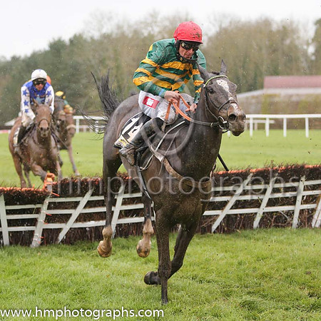 07th Full Shift (FR) ( 14 , orange and green hoops ) and P. Carberry - Trainer : Nicky Henderson (in GB) - Owner : John P. McManus
