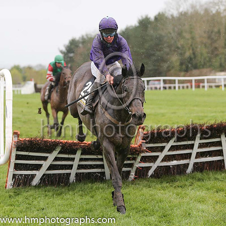 21st Ranjaan (FR) ( 25 , purple ) and A.E. Lynch - Trainer : S.Wilson - Owner : UTR Racing Syndicate