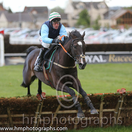 01st New World (GB) ( 13 , blue, light blue sleeves ) and R.M. Power - Trainer : Keith Henry Clarke - Owner : Mrs S.N.J. Embiricos