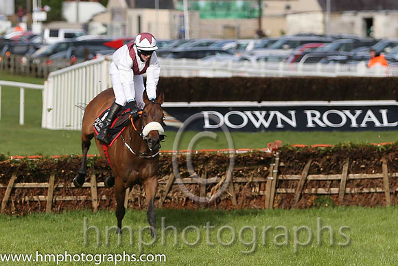 01st Eshtiaal (USA) ( 10 , white, red chevron ) and J.W. Kennedy (7) - Trainer : Gordon Elliott - Owner : W. Salthouse/Mark McKay