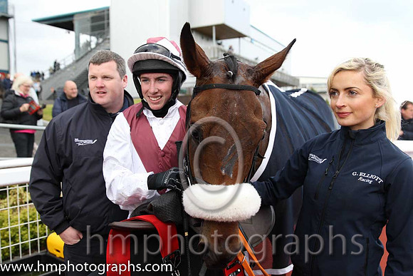 01st Eshtiaal (USA) ( 10 , white, red chevron ) and J.W. Kennedy (7) - Trainer : Gordon Elliott - Owner : W. Salthouse/Mark McKay