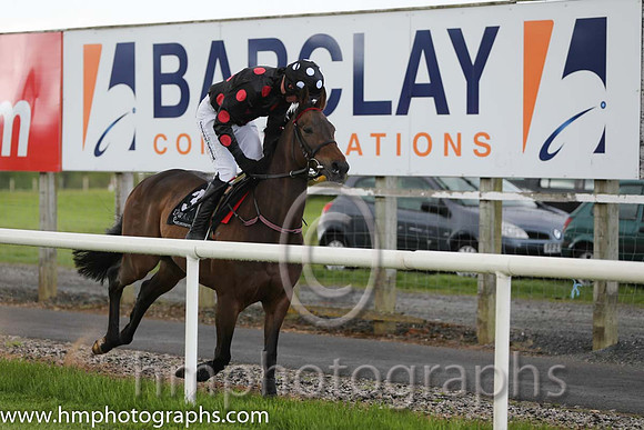 08th Caesar's Song ( 3 , black, orange stars ) and M.P. Fogarty - Trainer : Anthony McCann - Owner : Miss Rita Shah