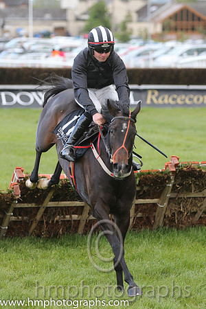 14th Seb's Choice ( 17 , red and white stripes ) and D.J. Benson (5) - Trainer : Sabrina J. Harty - Owner : Mrs Anne Magee