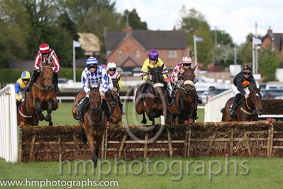 08th F Battling Boru ( 6 , blue, light blue diamonds ) and D.E. Mullins - Trainer : Anthony Mullins - Owner : Shoot A Hoop Syndicate