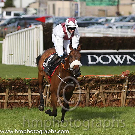01st Eshtiaal (USA) ( 10 , white, red chevron ) and J.W. Kennedy (7) - Trainer : Gordon Elliott - Owner : W. Salthouse/Mark McKay