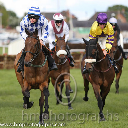 01st Eshtiaal (USA) ( 10 , white, red chevron ) and J.W. Kennedy (7) - Trainer : Gordon Elliott - Owner : W. Salthouse/Mark McKay