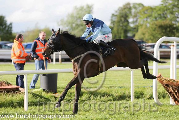18th Uncredible ( 6 , light blur , dark blue qtrd ) and P. Carberry - Trainer : Conor O'Dwyer - Owner : Owen Curtin