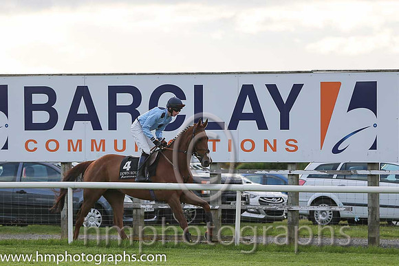 06th Keep On Track ( 4 , light blue, three dark blue spots ) and L.A. McKenna (7) - Trainer : I. R. Ferguson - Owner : W. Porter
