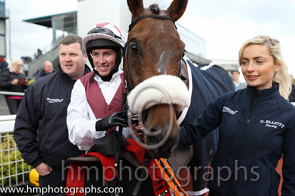 i01st Eshtiaal (USA) ( 10 , white, red chevron ) and J.W. Kennedy (7) - Trainer : Gordon Elliott - Owner : W. Salthouse/Mark McKay