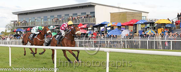 01st Medinah Gold ( 8 , red and white stripes ) and R.M. Power - Trainer : Peter Fahey - Owner : Festival Dreamers Syndicate