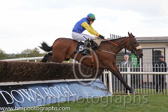 02nd Tiger Bay Lady ( 5 , blue and white halved ) and S.E. Butler (5) - Trainer : Peter Fahey - Owner : Bogmen Syndicate