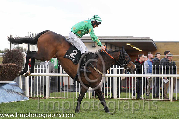 03rd Melbourne Lady (GB) ( 2 , green, yellow stars ) and M.W. Bowes (5) - Trainer : P. Fegan - Owner : Denis Robb