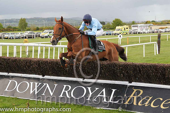 06th Keep On Track ( 4 , light blue, three dark blue spots ) and L.A. McKenna (7) - Trainer : I. R. Ferguson - Owner : W. Porter