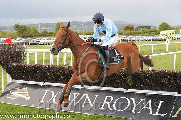 06th Keep On Track ( 4 , light blue, three dark blue spots ) and L.A. McKenna (7) - Trainer : I. R. Ferguson - Owner : W. Porter