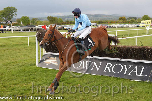 06th Keep On Track ( 4 , light blue, three dark blue spots ) and L.A. McKenna (7) - Trainer : I. R. Ferguson - Owner : W. Porter